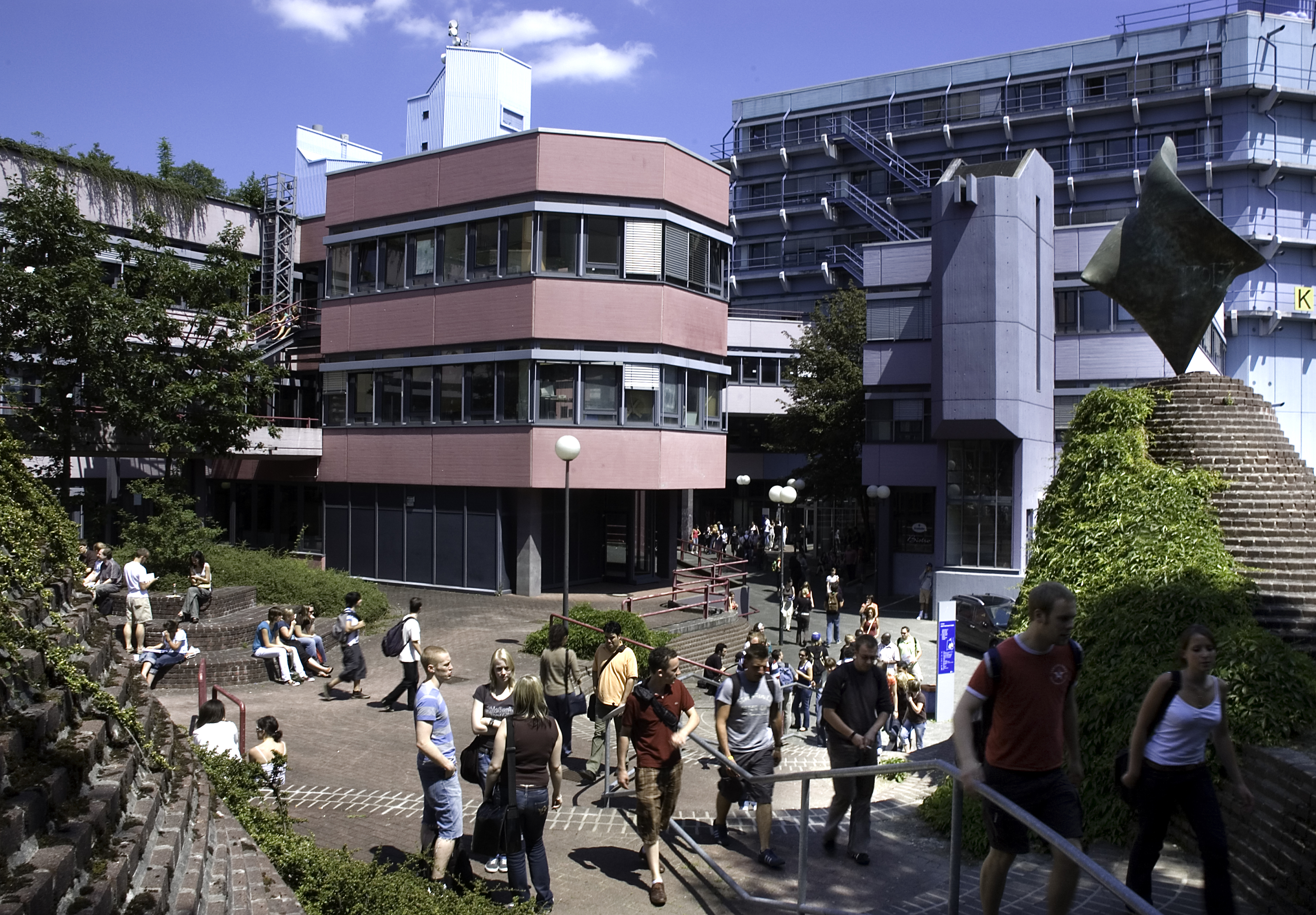 Adolf-Reichwein-Gebäude Atrium Studenten Campus Universität Siegen